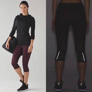 Lululemon Outrun 17" Crop
Shatter Weave Dust Coral Plum / Black size 4
